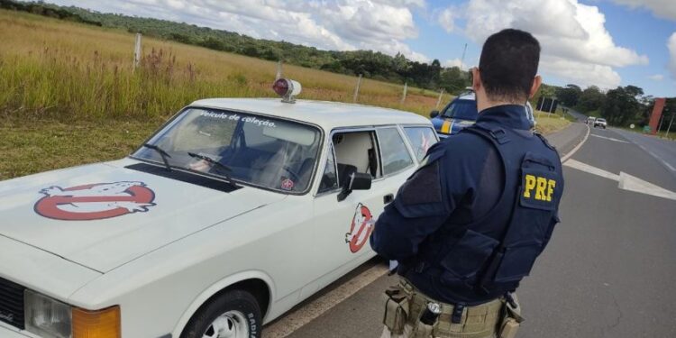 Carro dos Caça Fantasmas precisa ser empurrado pela PRF após ser