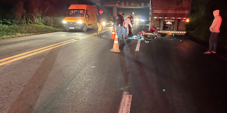 Motociclista perde a vida ao bater na traseira de caminhão no Contorno