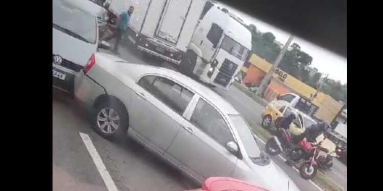 Embriagado motorista de caminhão invade pista contrária e atinge seis