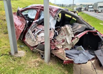 Caminhão atravessa canteiro central, invade pista contrária, bate em carro e mata dois no Contorno Leste
