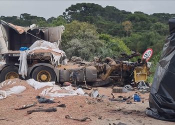 Colisão frontal entre carretas deixa dois mortos na Rodovia do Xisto