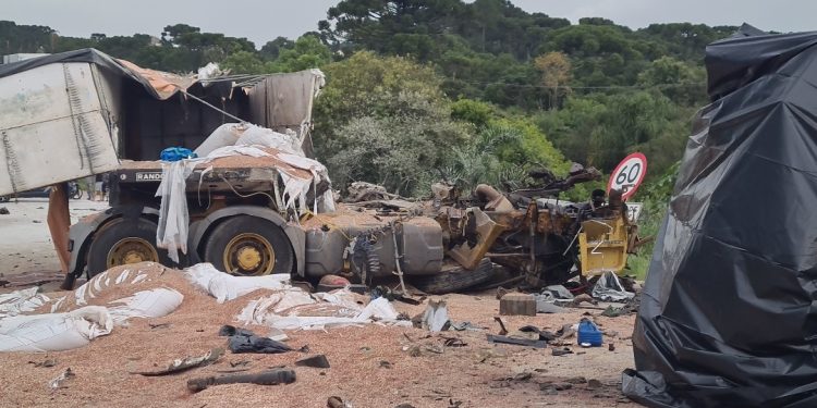 Colisão frontal entre carretas deixa dois mortos na Rodovia do Xisto
