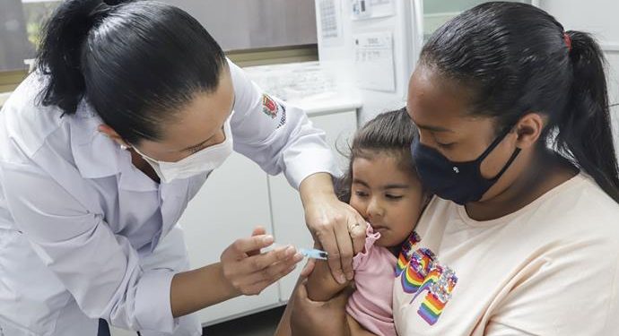 Curitiba convoca bebês de 6 meses a menores de 2 anos para vacinação