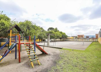 Escolas de Curitiba vão ganhar quadras cobertas para assegurar prática de esportes