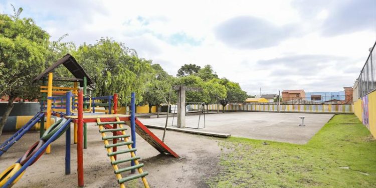 Escolas de Curitiba vão ganhar quadras cobertas para assegurar prática de esportes