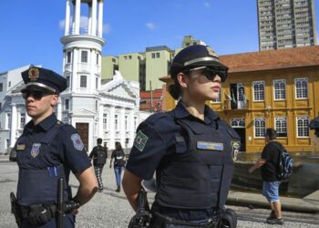 Guardas municipais de Curitiba socorrem mulher em trabalho de parto e criança