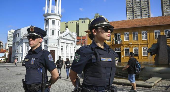 Guardas municipais de Curitiba socorrem mulher em trabalho de parto e criança