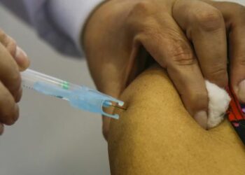 Curitiba vai aplicar vacina anticovid bivalente em idosos acamados e moradores de ILPI