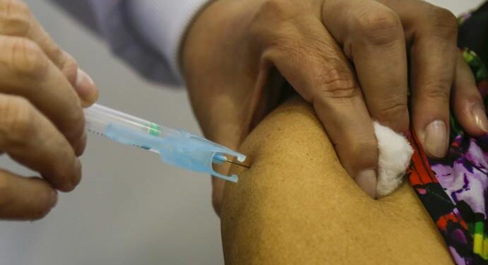 Curitiba vai aplicar vacina anticovid bivalente em idosos acamados e moradores de ILPI