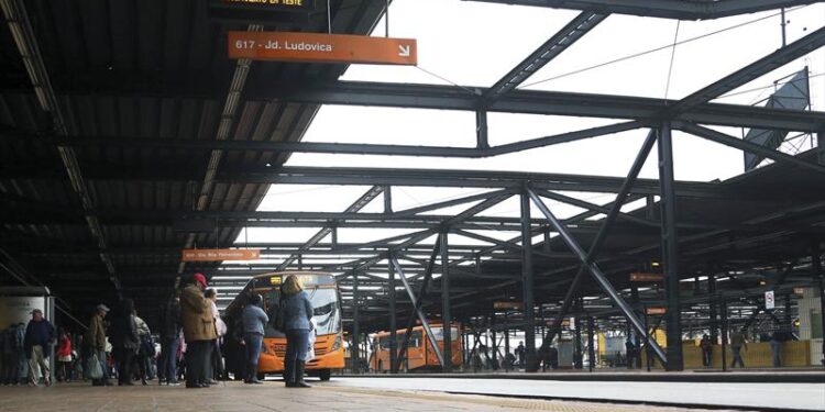 Linha de ônibus passa a ligar os terminais Pinheirinho e Sítio Cercado