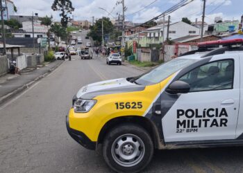 Criminosos em veículo Sandero abrem fogo e disparos atingem dois em Colombo; um morreu no local