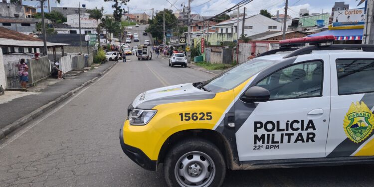 Criminosos em veículo Sandero abrem fogo e disparos atingem dois em Colombo; um morreu no local