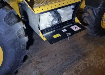 Polícia Federal apreende 53,5kg de cocaína escondidas em retroescavadeiras em navio no Porto de Paranaguá