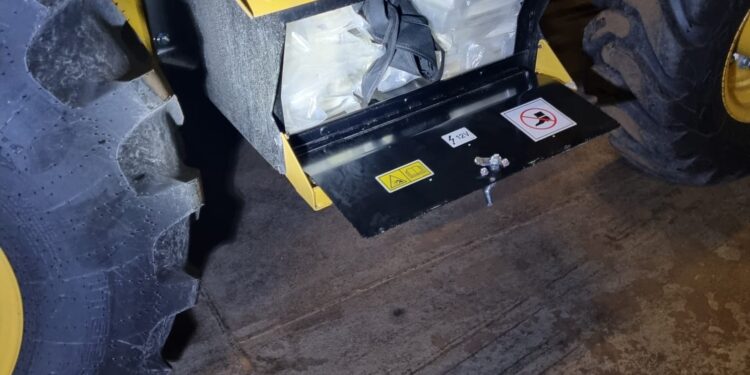 Polícia Federal apreende 53,5kg de cocaína escondidas em retroescavadeiras em navio no Porto de Paranaguá