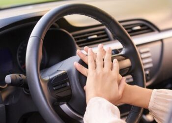 Homem fica irritado por criança autista apertar buzina, busca arma e mata pai da criança