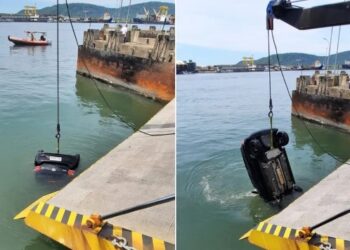 Casal erra entrada de balsa e cai com carro no mar