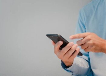 Marido estrangula esposa após ela encontrar mensagens dele para outras