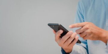 Marido estrangula esposa após ela encontrar mensagens dele para outras