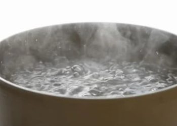 No Paraná: Casal briga, mulher espera marido dormir e joga água fervente nele