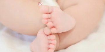 Recém-nascida morre após ser estuprada; pai foi preso no enterro