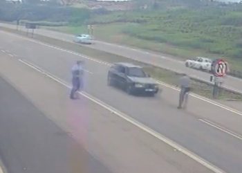 Câmera de segurança flagra motorista “furando” ordem de parada e atropelando policial