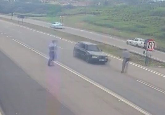 Câmera de segurança flagra motorista “furando” ordem de parada e atropelando policial