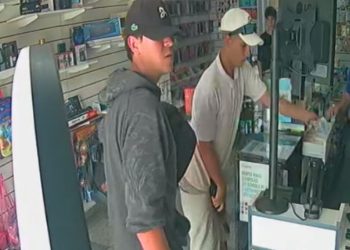 Câmera registra criminosos roubando loja de celular em Curitiba, veja o vídeo