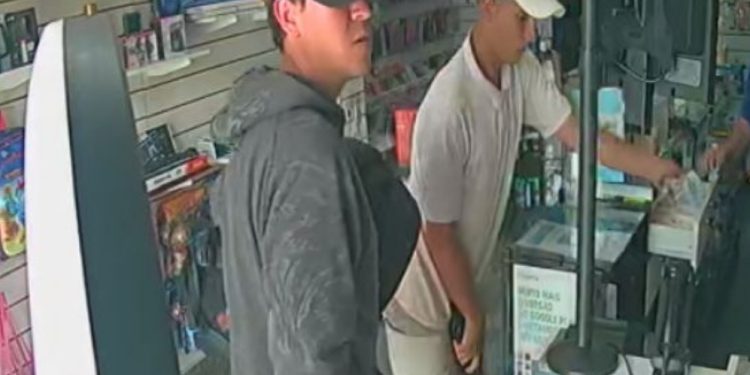 Câmera registra criminosos roubando loja de celular em Curitiba, veja o vídeo