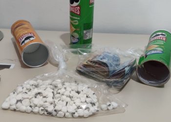 PM fecha distribuidora de bebidas que vendia Pringles com batata e drogas em Curitiba