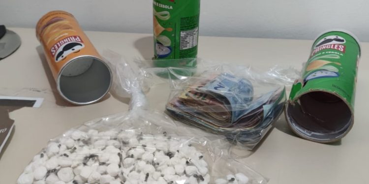 PM fecha distribuidora de bebidas que vendia Pringles com batata e drogas em Curitiba