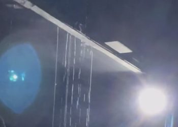 Realista? Sala que exibia Titanic em cinema alaga durante temporal; veja o vídeo