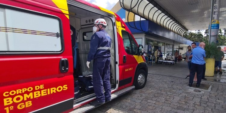Homem é baleado em assalto em pátio de posto de combustíveis em Curitiba