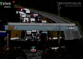 BR-376 é fechada devido fortes chuvas que acontecem na região de serra