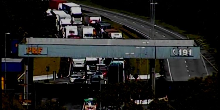 BR-376 é fechada devido fortes chuvas que acontecem na região de serra