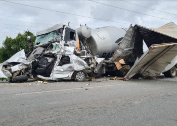 Engavetamento envolvendo cinco veículos deixa duas pessoas gravemente feridas no Contorno Sul