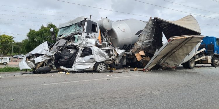 Engavetamento envolvendo cinco veículos deixa duas pessoas gravemente feridas no Contorno Sul