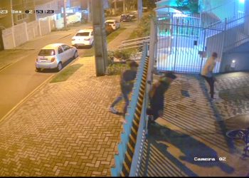 Criminosos voltam a invadir condomínio e furtam 4 bicicletas, veja o vídeo