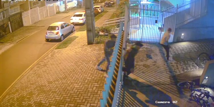 Criminosos voltam a invadir condomínio e furtam 4 bicicletas, veja o vídeo