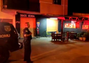 Homem é assassinado com vários tiros em bar na RMC