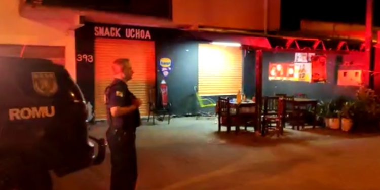 Homem é assassinado com vários tiros em bar na RMC