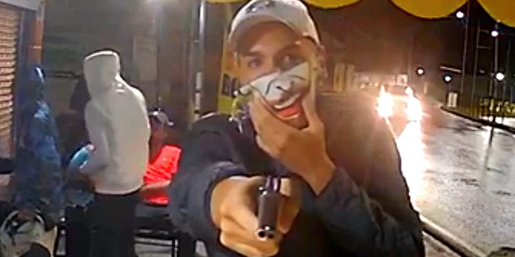 Criminosos aterrorizam e atiram durante assalto a barraca de cachorro-quente em Colombo, veja o vídeo