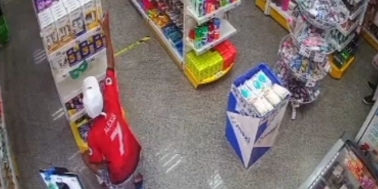 Criminoso que já foi preso 4 vezes por furto é preso novamente furtando, veja o vídeo