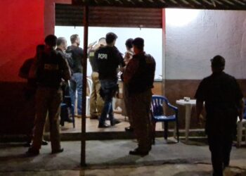 Rapaz é assassinado a tiros quando jogava baralho em bar de Curitiba