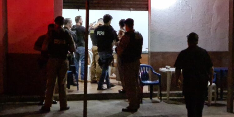 Rapaz é assassinado a tiros quando jogava baralho em bar de Curitiba