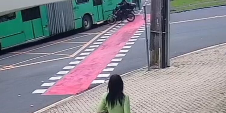 Motorista de ônibus provoca acidente e deixa vigilante ferido em Curitiba, veja o vídeo