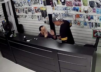 Câmera registra ação de criminoso em assalto a comércio no centro de Curitiba, veja o vídeo