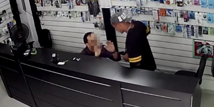 Câmera registra ação de criminoso em assalto a comércio no centro de Curitiba, veja o vídeo