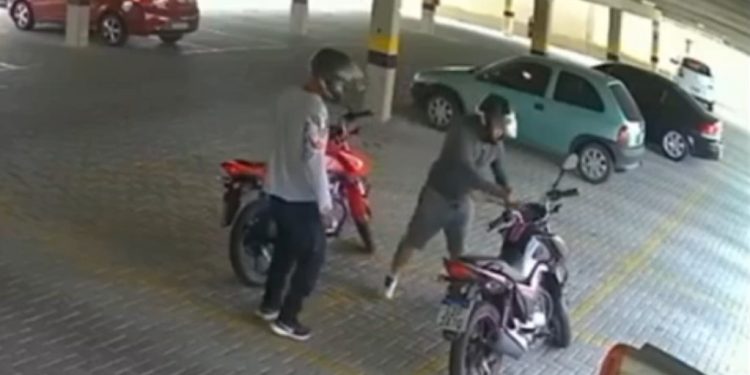 Em questão de segundos, criminosos furtam moto de estacionamento na RMC