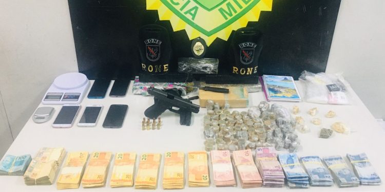 RONE apreende arma, munições, carregadores, drogas, dinheiro e detém foragido na CIC