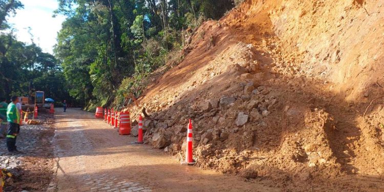 Estrada da Graciosa volta a ser liberada em “pare e siga” após deslizamento de terra